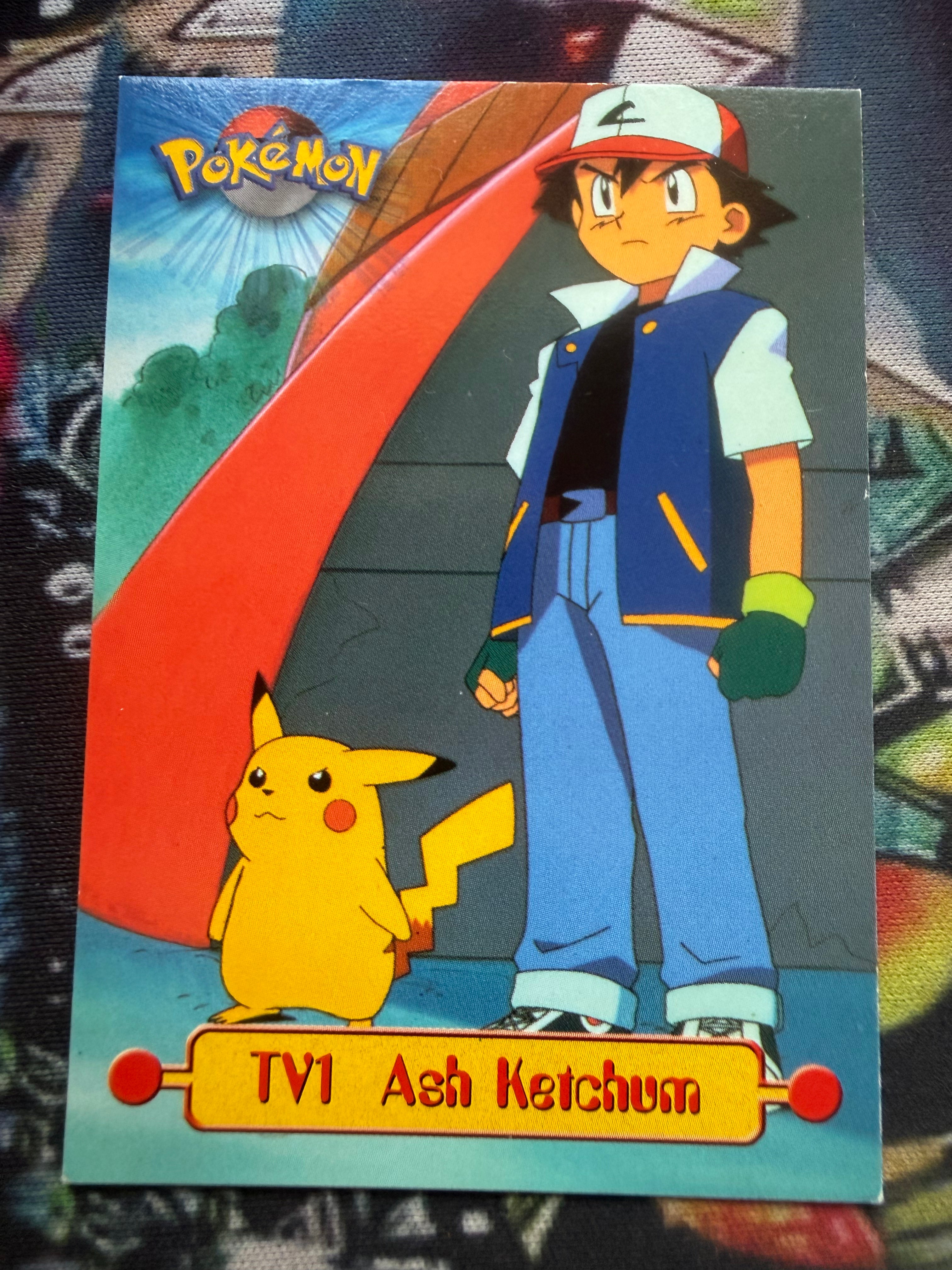 Tops Pokémon TV1 Ash e Pikachu No Holo