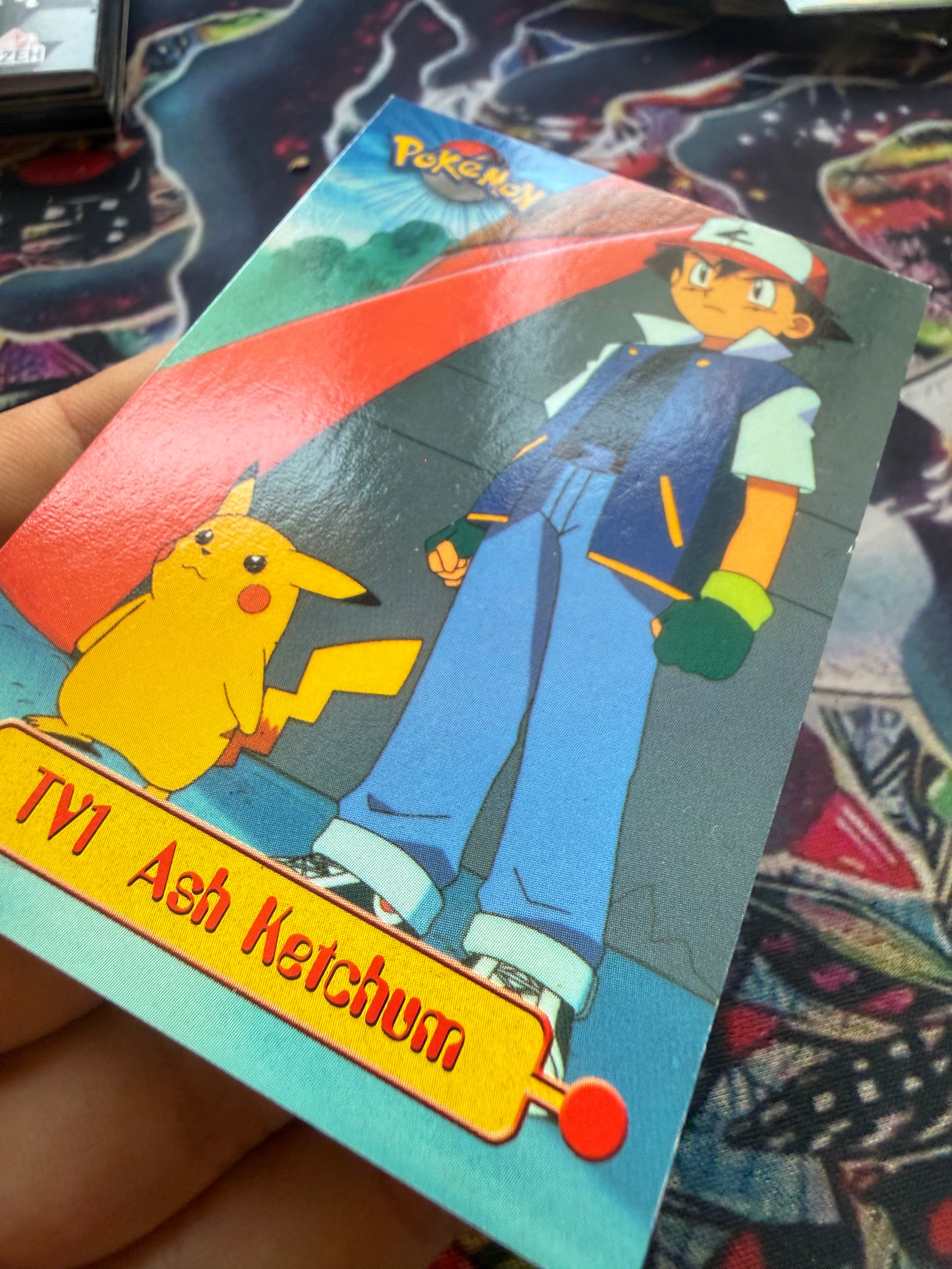 Tops Pokémon TV1 Ash e Pikachu No Holo